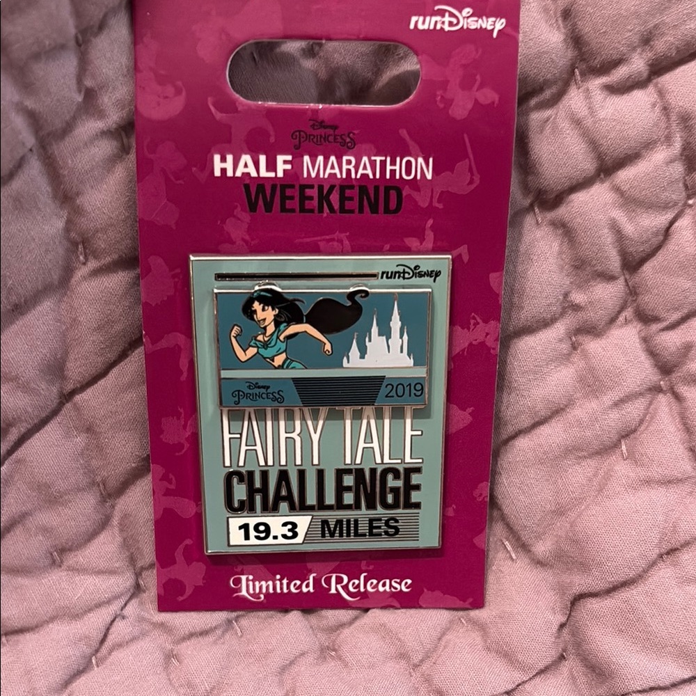 2019 Disney Princess Half Marathon Pin - Black and Green.